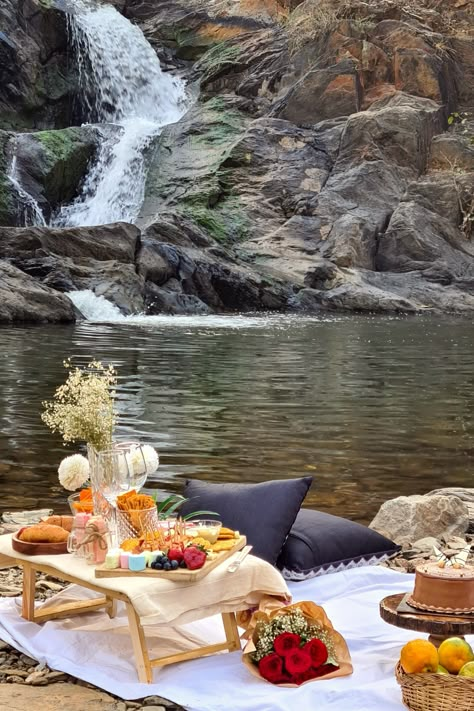 Beautiful Picnic Ideas, Picnic Park Aesthetic, Forest Picnic Aesthetic, Kayak Picnic, Perfect Date Ideas Romantic, Flock Aesthetic, Pamela Core, Picnic Aesthetic Romantic, Garden Picnic Aesthetic