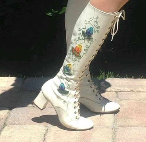 Trajes Country, Dr Shoes, Embroidered Boots, Boots Vintage, Funky Shoes, Gogo Boots, Trendy Swimwear, New Rock, Aesthetic Shoes