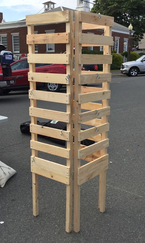 Pallet Display Shelf Diy Collapsible Display Shelves, Pallet Display Ideas Retail, Boutique Store Displays, Craft Displays, Vendor Ideas, Booth Setup, Pallet Display, Fair Stand, Craft Market Display