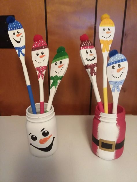 Snowmen Made From Wooden Spoons, Painting Wooden Spoons Christmas, Christmas Wooden Spoon Crafts, Crafts Using Wooden Spoons, Wood Spoon Christmas Crafts, Diy Wooden Spoons Paint, Diy Crafts With Wooden Spoons, Wooden Spoon Painting Christmas, Wooden Spoon Crafts Diy