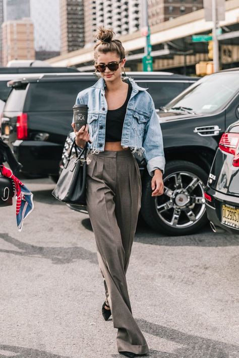 Cropped Denim Jacket Outfit, Cropped Jacket Outfit, Coffee Date Outfits, Jaket Denim, Wide Leg Pants Outfit, Leg Pants Outfit, Jean Jacket Outfits, Denim Jacket Outfit, Denim On Denim