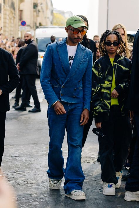 Pharrell Williams shot by @ModeHunter during Paris Fashion Week (September 2023) Pharell Williams Fashion, Pharell Williams 2000s Outfits, Pharell Williams Outfit, Pharrell Outfits, Pharrell Williams Outfits, Pharrell Williams 2000s, Pharell Williams Style, Pharrell Fashion, Pharrell Williams Fashion