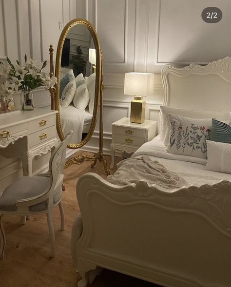 Old Money Style Bedroom, Parisian Bedroom Aesthetic, Parisian Bedroom Ideas, Parisian Room, Cozy Living Room Decor Ideas, Parisian Bedroom, Classy Rooms, Cozy Living Room Decor, Classy Bedroom