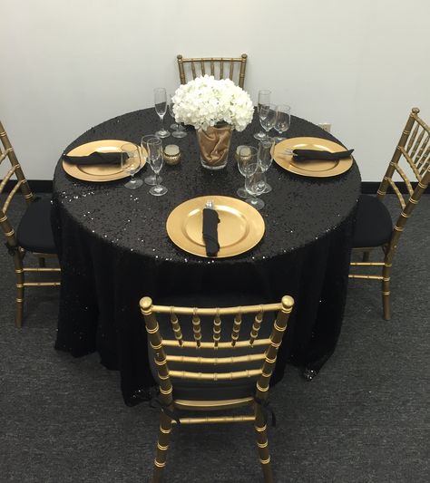 Harlem Nights Party, Dirty 30 Party, Round Table Settings, Gold Charger Plates, Black Round Table, Masquerade Ball Party, Gold Charger Plate, Round Table Decor, Summer Youth