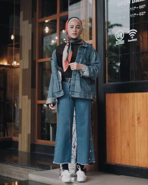 10 Padu Pada Jaket Jins untuk Hijabers, Stylish Abis , Dengan perpaduan warna yang pas, outfit hijab dengan jaket jeans bisa menunjang penampilan lebih kece. Coba deh lihat 10 gaya jaket jeans , https://www.dailysia.com/10-padu-padan-jaket-jeans-untuk-hijabers-stylish-abis/ Denim Jacket Outfit Hijab, Sports Clothes Fashion, Dark Blue Denim Jacket, Jaket Denim, Statement Scarf, Jaket Jeans, Hijab Look, Teenage Outfits, Street Hijab Fashion