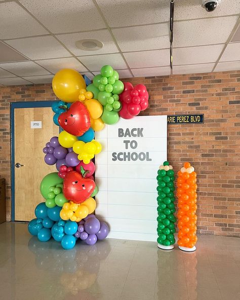 Wishing everyone a safe and fun school year! ✨📚 We recycled last years display at Howard’s request, but made subtle changes to make it new … | Instagram Back To School Displays, Graduation Board, School Table, Kindergarten Graduation Party, Hello Kindergarten, Graduating Teacher, Fun School, School Displays, Back To School Party