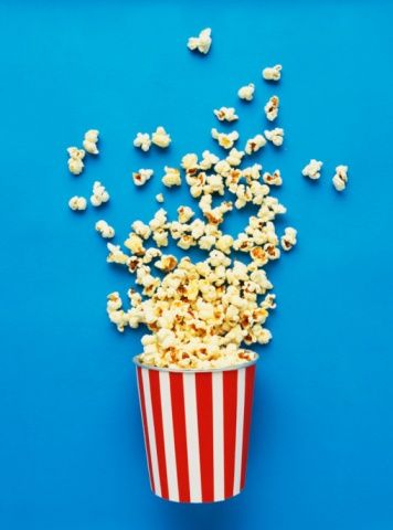 Popcorn falling out of a tub. Popcorn Seeds, Food Shoot, Popcorn Machine, Popcorn Recipes, Caramel Popcorn, The Cinema, Seed Company, Flat Lay Photography, Hair Food