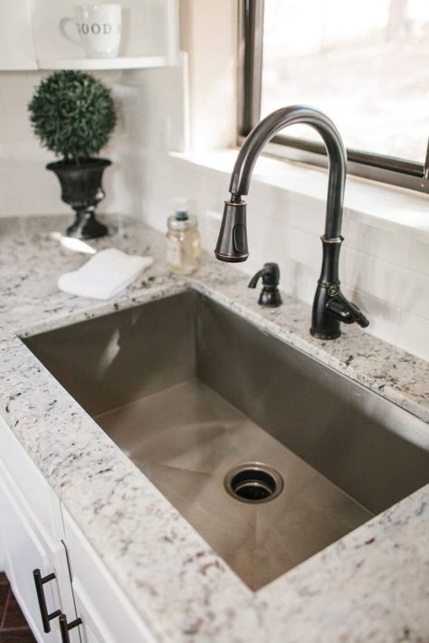 Which Kitchen Sink Basin Is Right For You? | SINGLE BOWL | Single basin kitchen sink marble countertops. Kitchen Sink Decor Ideas, Kitchen Sink Decor, Best Kitchen Sinks, Kitchen Sink Design, Kitchen Views, Farmhouse Sink Kitchen, Kitchen Farmhouse, Sink Design, Kitchen Redo