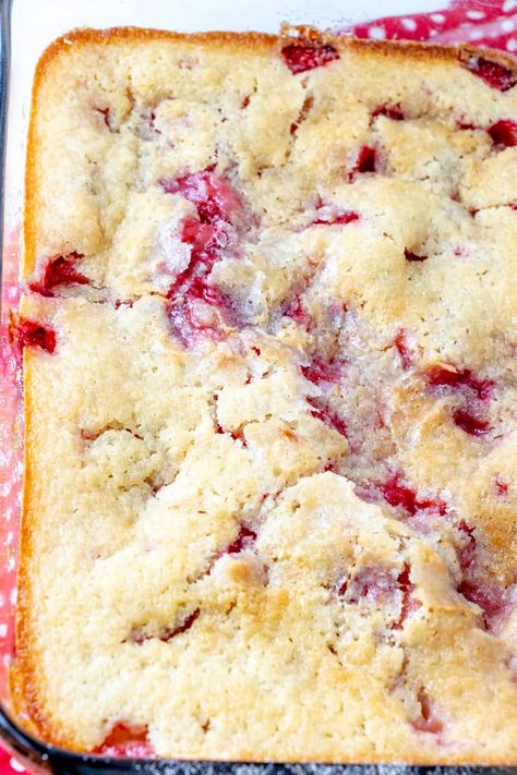 With only 6 ingredients this Strawberry Cobbler is a delicious old-fashioned recipe that is bursting with flavor. The fresh strawberries add delicious depth and sweetness to this seriously simple dessert recipe! #strawberry #cobbler #baking #recipe #tasty #delicious #strawberrycobbler Strawberry Cobbler Recipes, Easy Summer Dishes, Fresh Strawberry Recipes, Strawberry Cobbler, Recipe Strawberry, Strawberry Dessert Recipes, Simple Dessert, Baking Recipe, Cobbler Recipes