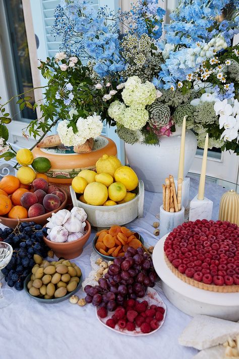 An Italian Countryside Inspired Editorial Italian Garden Party Food, Italian Summer Engagement Party, Italian Summer Dinner Party Aesthetic, Italian Summer Birthday Party, Summer Italian Recipes, Italian Florals, Italian Dinner Party Aesthetic, Mama Mia Wedding, Italian Summer Party