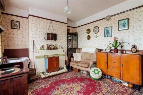 What homes looked like in the decade you were born | loveproperty.com 1940s Living Room, 1940 House, 1940s Home Decor, 1940s Interior, Art Deco Bookcase, Blithe Spirit, 1940s Home, 1930s House, Home Look