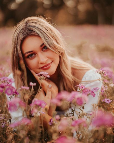 Cute Poses In Flower Field, Flower Photoshoot Senior Pics, Senior Pictures In Flower Fields, Unique Senior Pictures Inspiration, Field Of Flowers Senior Pictures, Wild Flowers Senior Photos, Flower Garden Pictures With People, Senior Pictures In A Garden, Flower Field Aesthetic Photoshoot