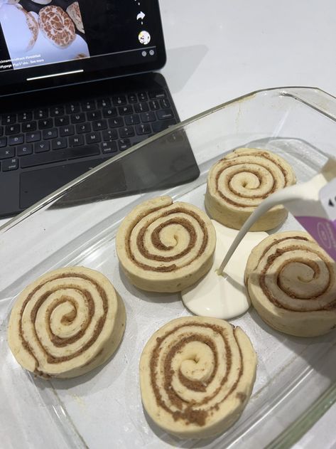 Tik Tok Famous Cinnamon Rolls, Cinammon Rolls Recipes Easy, How To Make Pillsbury Cinnamon Rolls Better, Tok Tok Cinnamon Rolls, Cinammon Rolls Recipes Tik Tok, Tik Tok Cinammon Rolls, Viral Tik Tok Cinnamon Rolls, Cinnamon Rolls Tik Toc, Cinnamon Rolls Tic Tok