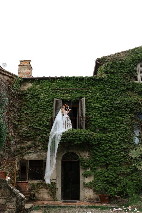 Michael and Andra’s elopement In Tuscany, Italy — Daci Gowns Autumn Tuscany Wedding, Outside Elopement, Tuscany Intimate Wedding, Elopement Dinner Ideas, Dark Italian Wedding, Arizona Wedding Aesthetic, Wedding Photos Tuscany, Florence Wedding Photography, Ireland Wedding Aesthetic