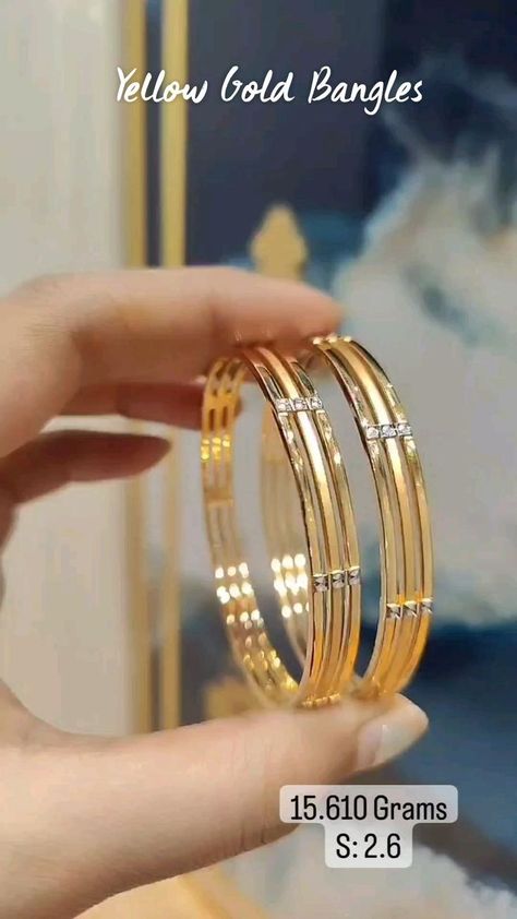 Simple Gold Bangle, Plain Gold Bangles, Unique Gold Jewelry Designs, Gold Bangles Indian, Gold Jewels Design, Gold Bangles For Women, Gold Jewelry Outfits, New Gold Jewellery Designs, Gold Earrings Models