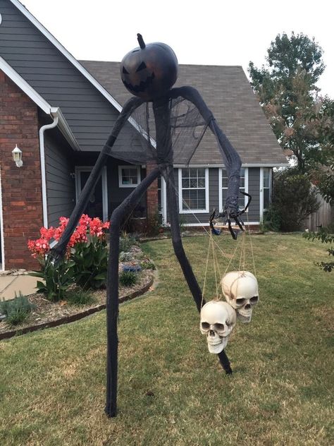 Halloween is one of my favorite holidays! I love all of the fun decorations, but the big ones can cost ridiculous amounts of money! Here’s how we made our own 8 ft yard monster for around $35! After you make the ‘skeleton’, you can customize it with any outdoor-suitable decorations you want. [h2]Supplies:[/h2]-three 10 ft PVC pipes (1 1/2” PVC conduit- we found ours in the electrical section of Home Depot. They are grey with one wider end.)[list][*]PVC connector pieces (two 3-way Ts, s… Halloween Pauroso, Läskig Halloween, Diy Halloween Dekoration, Dekorasi Halloween, Diy Monsters, Halloween Punch, Halloween Diy Outdoor, Halloween Decor Diy, Fun Decorations