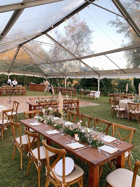 Garden Tent Wedding Reception, Wedding Food Tent, Tent Wedding Table Layout, Green Table Party Decorations, Outdoor Wedding Ideas Tent, Outdoor Wedding Table Layout, Wedding Patio Decor, Open Field Wedding Reception, Flower Alter Wedding