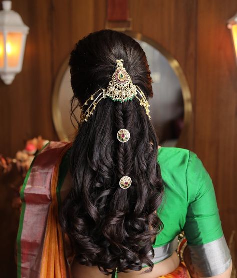 Amazing Wedding Hairstyles For Mother Of The Bride & Groom - ShaadiWish Seemantham Hairstyle For Short Hair, Mother Hairstyles For Wedding Indian, Telugu Wedding Hairstyles, Bride Mother Hairstyle Indian, Haïr Style For Bride, Mother Hairstyles For Wedding, Hairstyles For Bride Indian, Indian Bride Hairstyles, Bride Hairstyles Indian Wedding