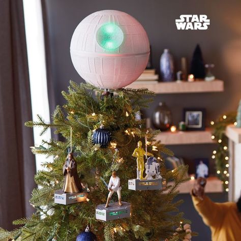 Décorations magiques - Hallmark Canada Star Wars Christmas Tree, Nerdy Christmas, Star Wars A New Hope, Pop Culture Gifts, Plastic Christmas Tree, Black Christmas Trees, Star Wars Christmas, Beautiful Christmas Trees, Christmas Tree With Gifts