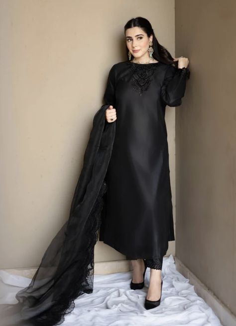 Black Eid Outfits Pakistani, Makeup On Black Outfit, Eid Black Outfits, Satin Dresses Pakistani, Black Eid Outfits, Plain Dresses Designs, Black Suit For Women Indian, Satin Dupatta, Suits For Women Indian