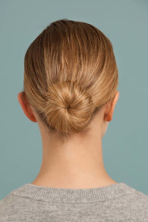 The ballerina bun is a chic updo hairstyle that's not just for dancers! Check out how to nail this look in our detailed hair tutorial. Ballerina Hairstyles, Tutorial Chignon, Quick Bun Hairstyles, Ballerina Hair, Ballet Hairstyles, Ballerina Bun, Super Easy Hairstyles, Low Bun Hairstyles, Easy Bun Hairstyles