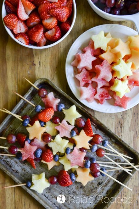 Kid-Friendly Fruit Kabobs. Party Food For Toddlers, Childrens Party Food, Smoothie Bowl Vegan, Grain Free Snacks, Dairy Free Muffins, Potluck Ideas, Healthy Party Food, Dairy Free Smoothies, Vegan Party Food