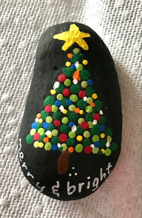 Painting Rocks Christmas, Christmas Rock Art Ideas, Xmas Rock Painting Ideas, Rock Art Christmas, Rock Painting Christmas Ideas, Christmas Painted Rocks Ideas Easy, Christmas Rocks Painting Ideas, Easy Christmas Painted Rocks, Rock Painting Ideas Christmas