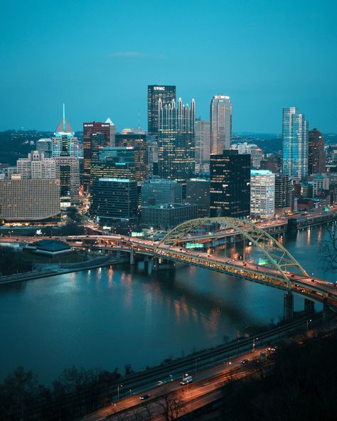 Blue hour view from Mount Washington, Pittsburgh, Pennsylvania Pittsburgh Aesthetic, Mount Washington Pittsburgh, Pittsburgh Pictures, Pittsburgh Photography, Pittsburgh City Skyline, Pittsburgh At Night, Pittsburgh 1950s, Pittsburgh Pennsylvania, Pittsburgh City