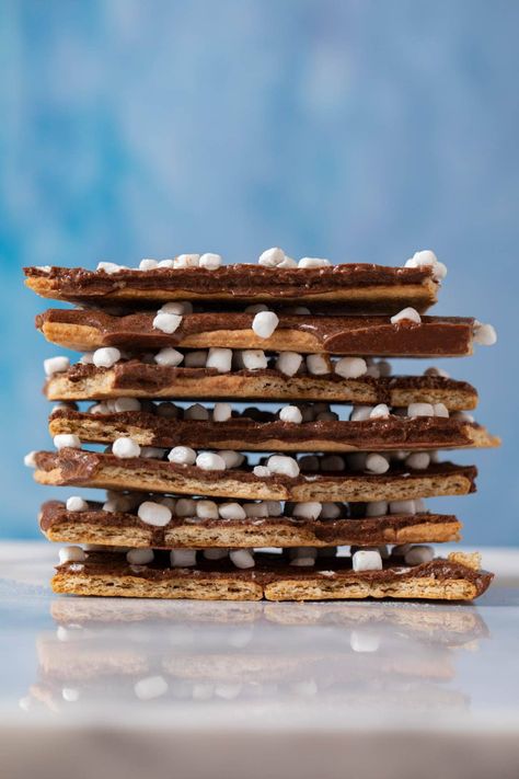 S'mores Bark gives you an easy, portable way to bring the classic campfire treat to any party or gathering, made with only 3 ingredients! #dessert #chocolate #chocolatebark #smores #holidaybark #holidaydessert #dinnerthendessert Chocolate Appetizers, Easy Holiday Snacks, Bacon Desserts, Oreo Bark, Marshmallow Bars, Chocolate Covered Raisins, Hot Chocolate Fudge, Walnut Fudge, Dinner Then Dessert