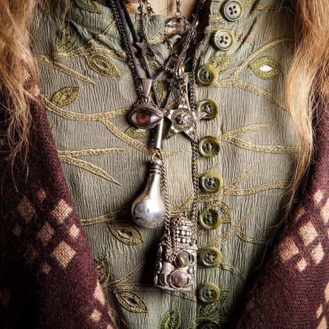 Costume Designers selected patterns with ovals and textiles with tiny mirrors to make Professor Trelawney appear as if she was covered in… Professor Trelawney, Tiny Mirrors, Warner Bros Studio Tour, Warner Bros Studio, Harry Potter Cosplay, Bellatrix Lestrange, Harry Potter Costume, Studio Tour, Harry Potter Party