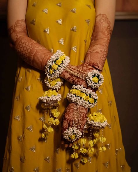 Customize Your Bridal Kaleeres From These Brands - ShaadiWish Haldi Ceremony Decorations, Flower Jewellery For Haldi, Flower Jewellery For Mehndi, Haldi Ceremony Outfit, Fresh Flower Jewelry, Flower Jewelry Designs, Wedding Flower Jewelry, Bridal Gift Wrapping Ideas, Perhiasan India