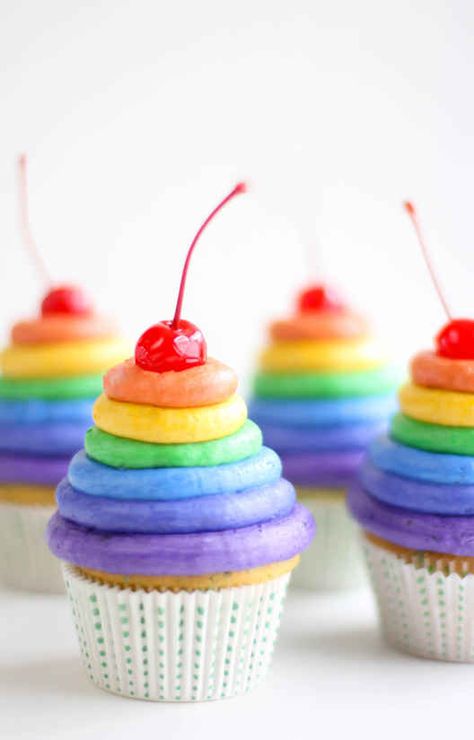 Rainbow Cupcakes -Some of these I really want to try... Cupcake Recipes Unique, Rainbow Icing, Delicious Cupcakes Recipes, Rainbow Desserts, Rainbow Frosting, Unique Cupcakes, Sour Cream Cake, Homemade Frosting, Rainbow Cupcakes