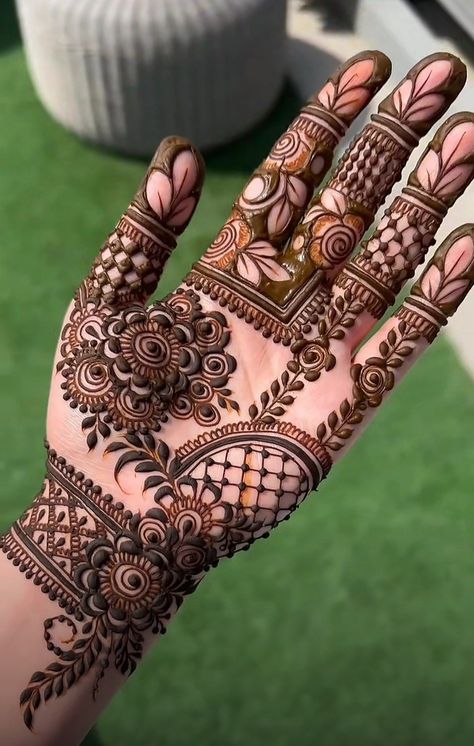 Mehndi Designs Heavy Front Hand, Stylish Mehendi Designs For Hands Palm, New Latest Mehndi Design 2024, Mehndi Design For Back Hand Simple, Palm Mehndi Design Front Hand, Mendhi Front Design, Lower Hand Mehndi Designs, Arabic Khafif Mehndi Designs, Bridal Henna Designs Front Hand