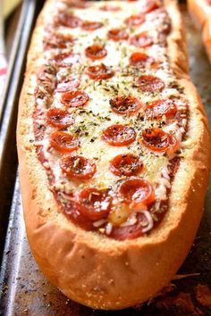 Pepperoni Pizza Bread, خبز فرنسي, Pizza Calzones, Pepperoni Bread, Pizza Bread Recipe, French Bread Pizza, Superbowl Snacks, Pizza Recipes Homemade, Easy Comfort Food