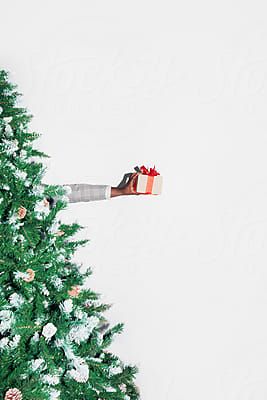 Family Opening Christmas Presents, Minimal Christmas Photography, Creative Christmas Photography, Christmas Present Photography, Christmas Campaign Photoshoot, Christmas Tree Product Photography, Christmas Brand Photoshoot, Christmas Product Shoot Ideas, Christmas Product Photoshoot Ideas