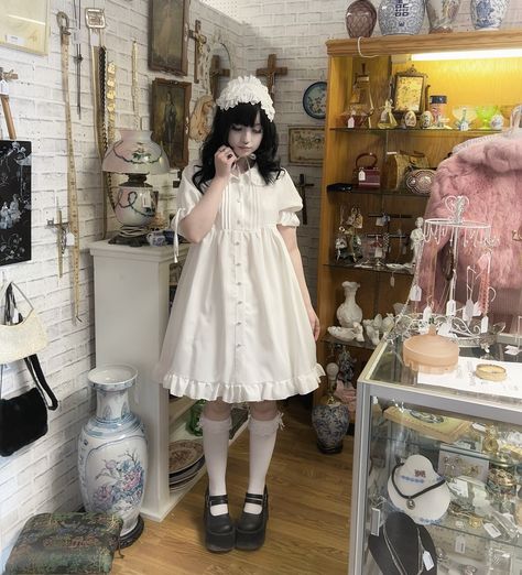 Doll at the antique store 🗝️🕰️🤍 Porcelain Doll Dress, Porcelain Doll Aesthetic Outfit, Porcelain Doll Outfit, Morute Fashion, Doll Core Aesthetic, Doll Aesthetic Outfits, Morute Outfits, Creepy Coquette, Dollcore Outfits