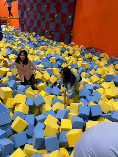 Trampoline Park Photo Ideas, Trampoline Park Aesthetic Friends, Trampoline Park With Friends, Trampoline Park Aesthetic, Fun Life Aesthetic, Trampoline Aesthetic, Fun Activities To Do With Friends, Fun Activities With Friends, Bonding With Friends