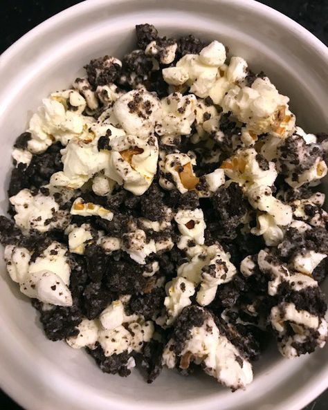 15 Creative Popcorn Toppings to Try at Your Next Movie Night Movie Popcorn Recipe, Popcorn Toppings, Savory Popcorn, Marshmallow Popcorn, Popcorn Mix, Movie Popcorn, Your Next Movie, Popcorn Treats, Chef Gordon Ramsay