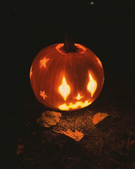 jack-o’-lantern season 🎃 look how cute my little guy is Jack I Lantern Ideas, Classic Jack O Lantern, Jack O Lantern Ideas, Jack O Lantern Designs, Cute Jack O Lantern, Scary Jack O Lantern, Pumpkin Inspo, Cute Pumpkin Carving, Pumpkin Carving Designs