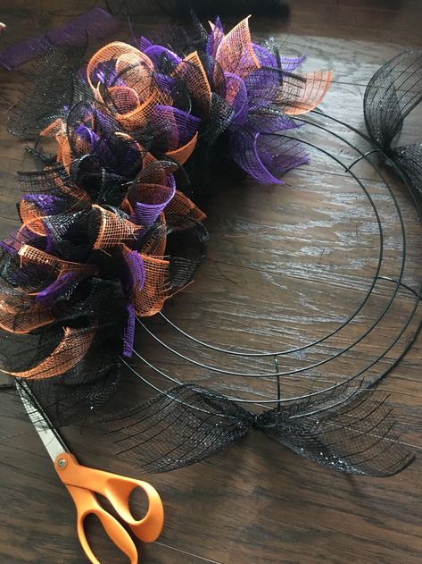 Dollar Tree Halloween Wreath, Desserts Halloween, Dekorasi Halloween, Halloween Mesh Wreaths, Deco Mesh Wreaths Diy, Dollar Tree Halloween, Metal Wreath Frame, Mesh Wreath Tutorial, Easy Diy Wreaths