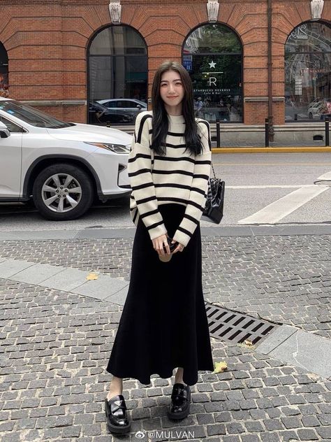 Outfit With Loafers, Christian Outfits Modesty, Long Black Skirt Outfit, Elegant Skirt Outfits, Style Long Skirt, Black Skirt Outfit, Long Skirt Winter, Long Skirt Outfit, Minimalist Wardrobe Capsule