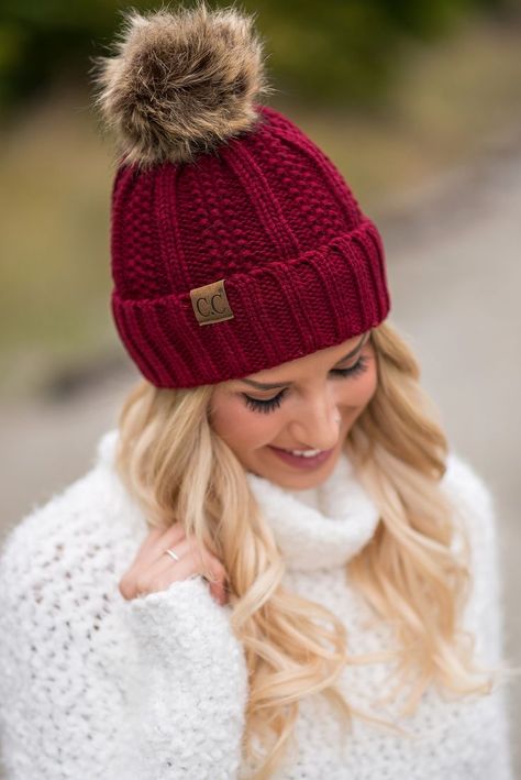 Pom Pom Outfit, Fur Pom Pom Beanie, Beanie Outfit, شال كروشيه, Cute Beanies, Warm Winter Hats, Hat And Scarf, Winter Hats For Women, Knit Beanie Hat