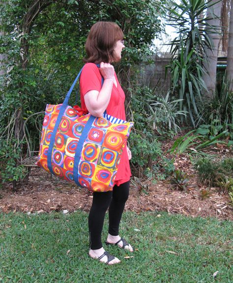 No Frills Extra Large Tote Bag TUTORIAL ~ Threading My Way-- add a zip top! Large Tote Bag Pattern, Tote Bag Diy, Extra Large Tote Bags, Tote Tutorial, Tote Bag Pattern Free, Tote Bag Tutorial, Bags To Sew, Zipper Pouch Tutorial, Bag Tutorials