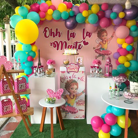 Fancy Nancy Party Ideas, Fancy Nancy Birthday Party Ideas, Fancy Nancy Birthday Party, Fancy Nancy Birthday, Fancy Nancy Clancy, Fancy Birthday Party, Fancy Nancy Party, Fancy Birthday, Graduation Party Diy