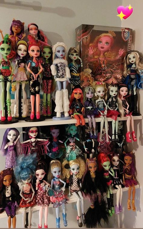 Monster High Dolls 2000s, Gen 1 Monster High, Gen 3 Monster High Dolls, Original Monster High Dolls, Og Monster High Dolls, Old Monster High Dolls, Monster High Doll Display, Monster High Dolls Collection, Monster High Display