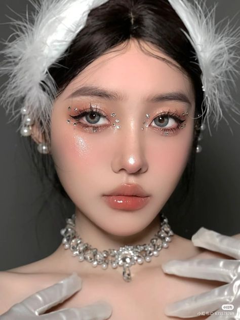 Ethereal Make Up Look, Douyin Makeup Fairy, White Swan Makeup Look, Winter Theme Makeup, White Swan Photoshoot, Fairy Douyin Makeup, Douyin Prom Makeup, Glitter Douyin Makeup, Fairytale Makeup Looks