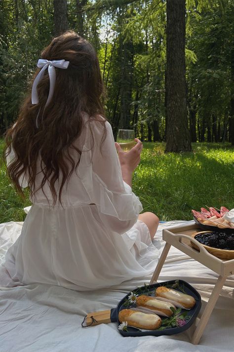 idea for photo #summer #picnic #aesthetic Picnic Girl Aesthetic, Girls Picnic Aesthetic, Girl Picnic Aesthetic, Picnic Aesthetic Photoshoot, Picnic Photo Ideas, Picnic Core, Summer Picnic Aesthetic, Girls Picnic, Picnic Photo Shoot