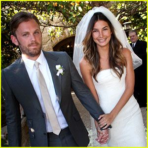 Lily Aldridge (Victoria's Secret) and Caleb Followill (Kings of Leon) Vintage Wedding Suits, Wedding Suits Men Grey, Vera Wang Wedding Gowns, Famous Wedding Dresses, Grey Suit Wedding, Celebrity Bride, Vera Wang Wedding, Celebrity Wedding Dresses, Wedding Dresses Vera Wang