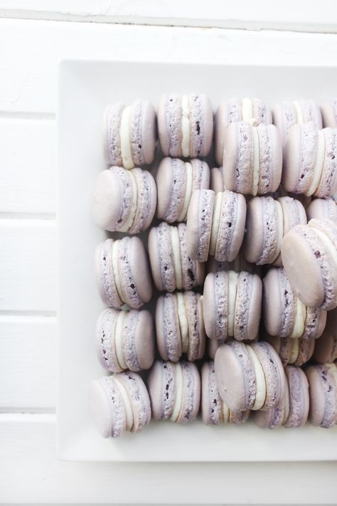 Honey Lavender Macarons by 27th and Olive - using the french style while incorporating new flavours It isn't as hard as you think! #honey #lavender #macarons #french macarons #buttercream Lavender Dessert, Lavender Macarons, Macaron Filling, Blackberry Cake, Lavender Recipes, Honey Lavender, Apple Tea, Macaroon Recipes, Lavender Honey