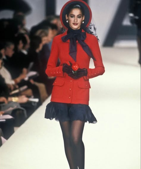 Runway Fashion Chanel, Belgian Fashion, Decades Of Fashion, 90s Runway Fashion, Chanel Runway, Classic Chanel, Original Supermodels, Runway Fashion Couture, 90s Runway